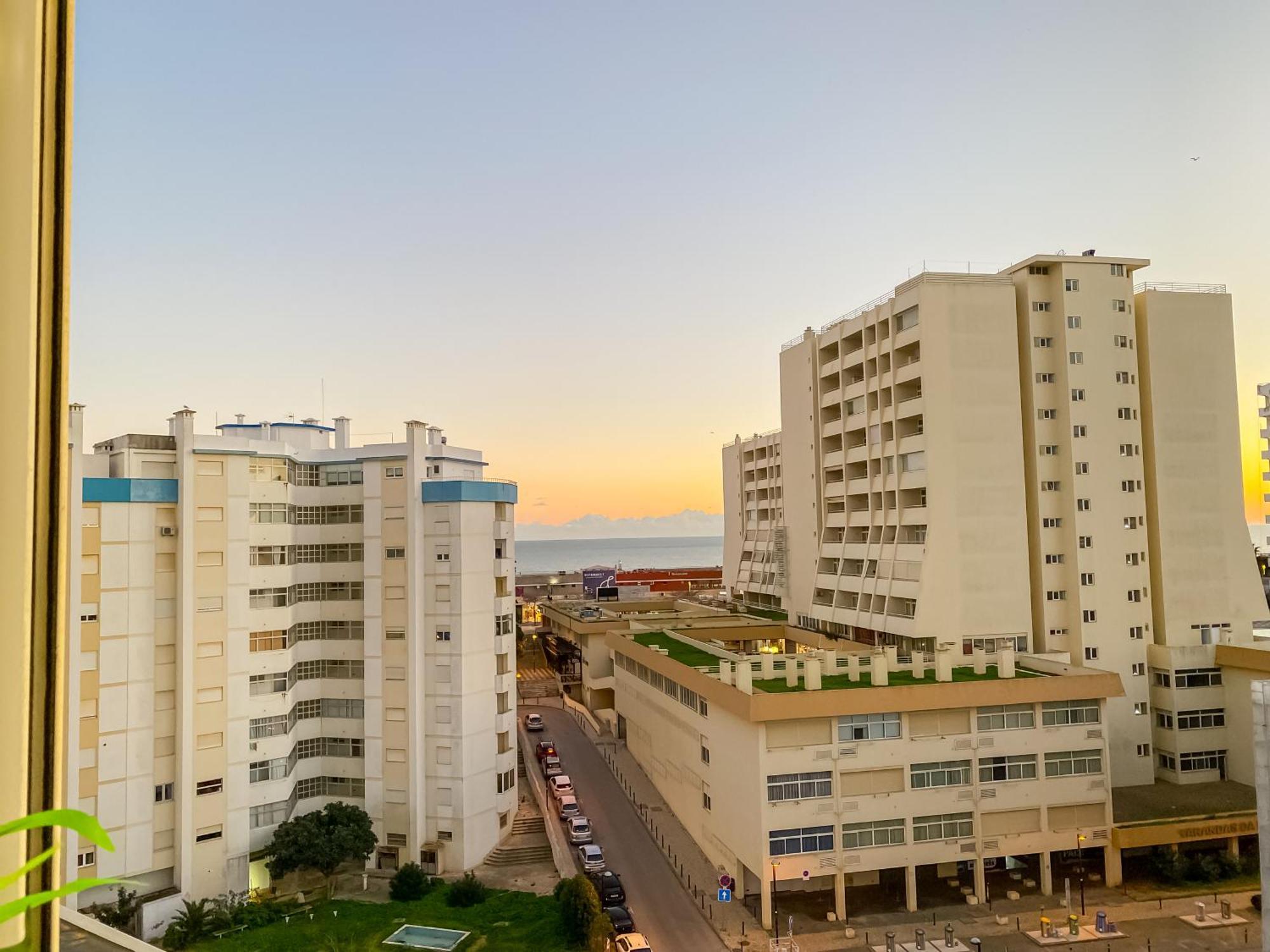 Luxury 2 Min Beach With Balcony, Ocean View, Wifi, Ac, Smarttv Portimão Eksteriør billede